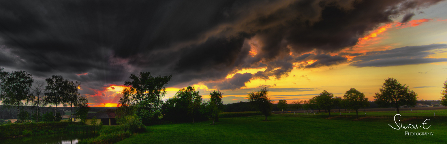 Heraufziehende Gewitterfront im Sonnenuntergang