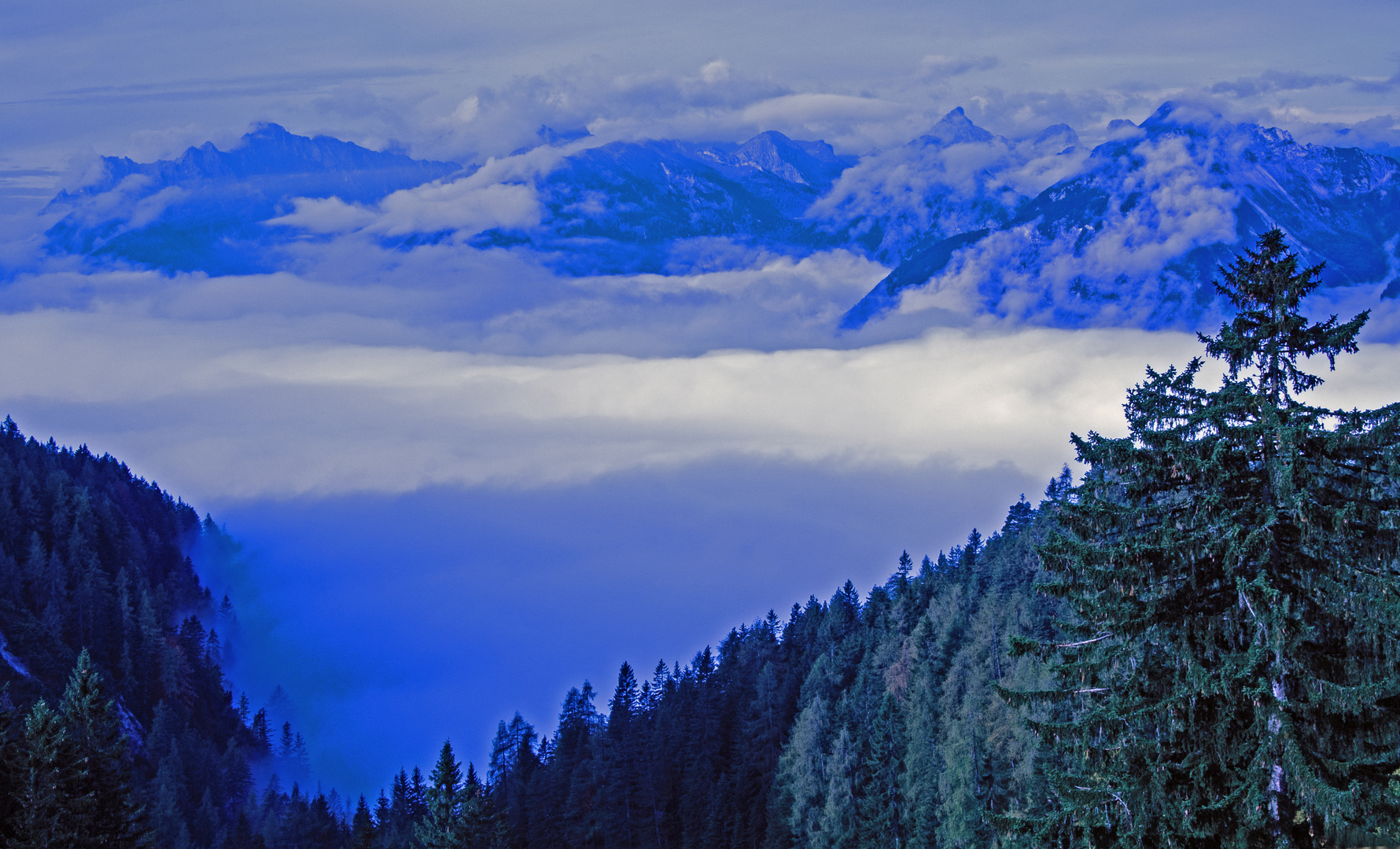 Heraufziehender Herbstnebel vom Oberinntal