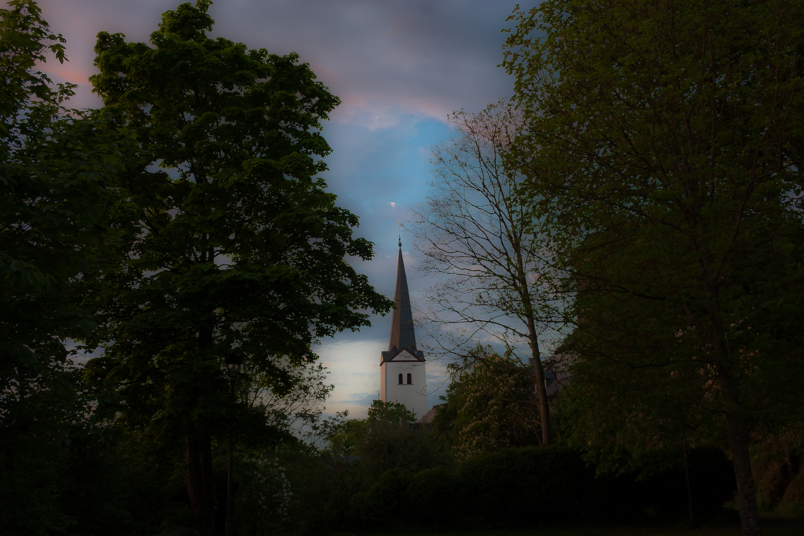 herausragende Kirchturmspitze