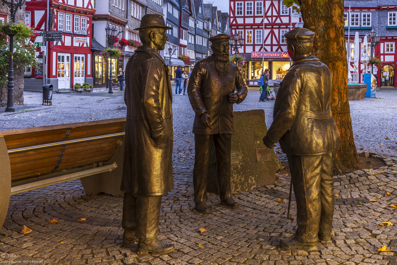 Herborn Marktplatz | 3 Herren im Gespräch