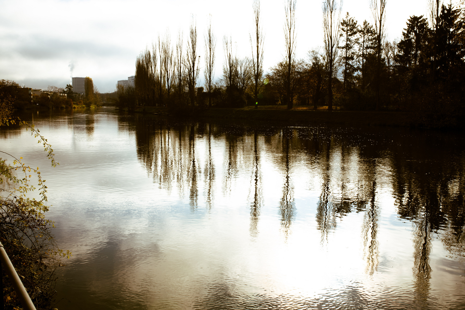 Herbst am Fluss