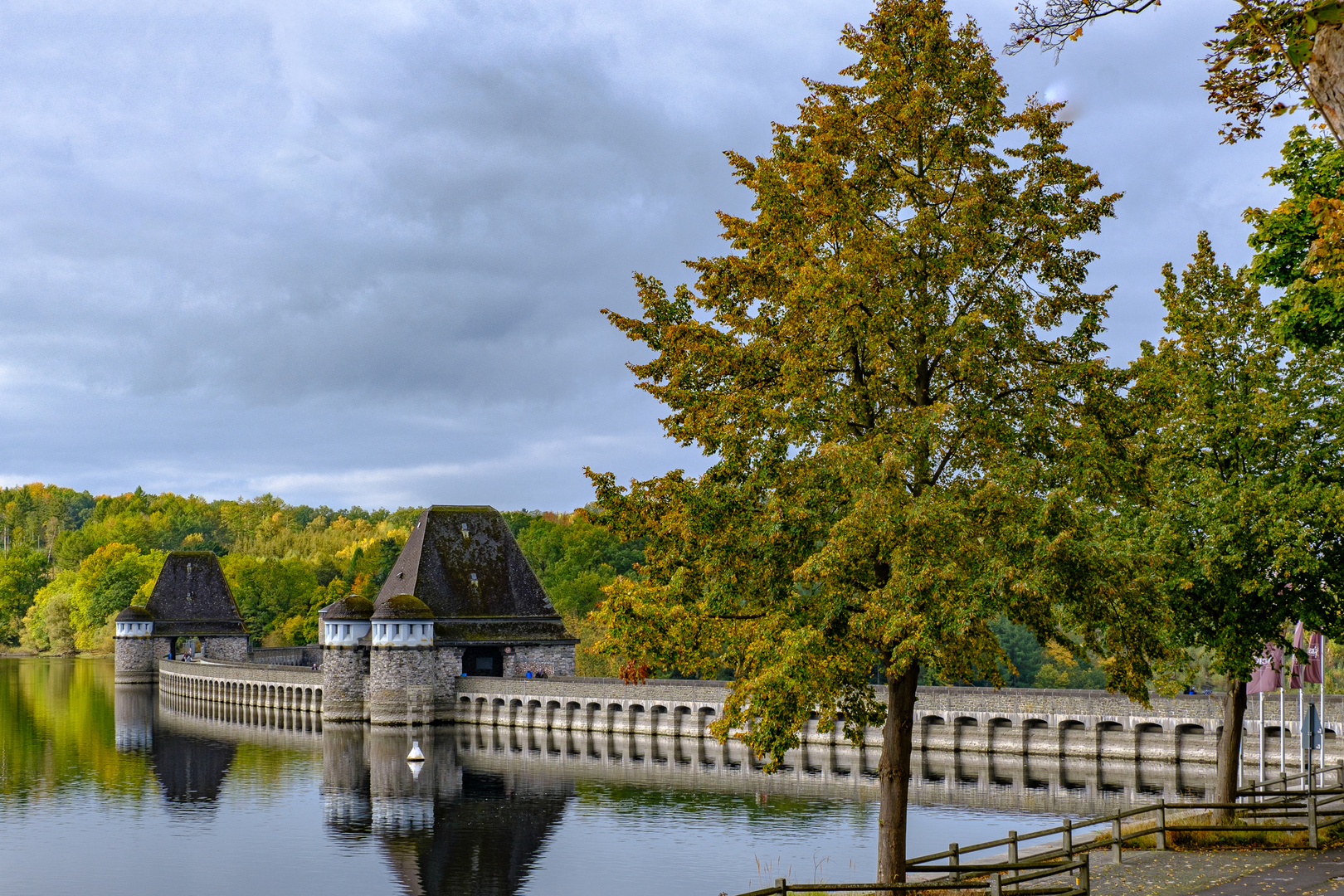 Herbst am Möhnesee-Staudamm