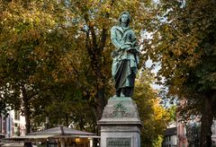 Herbst am Schillerdenkmal auf dem Schillerplatz | Mainz 
