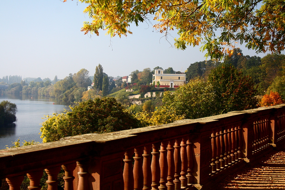 Herbst am Schloß