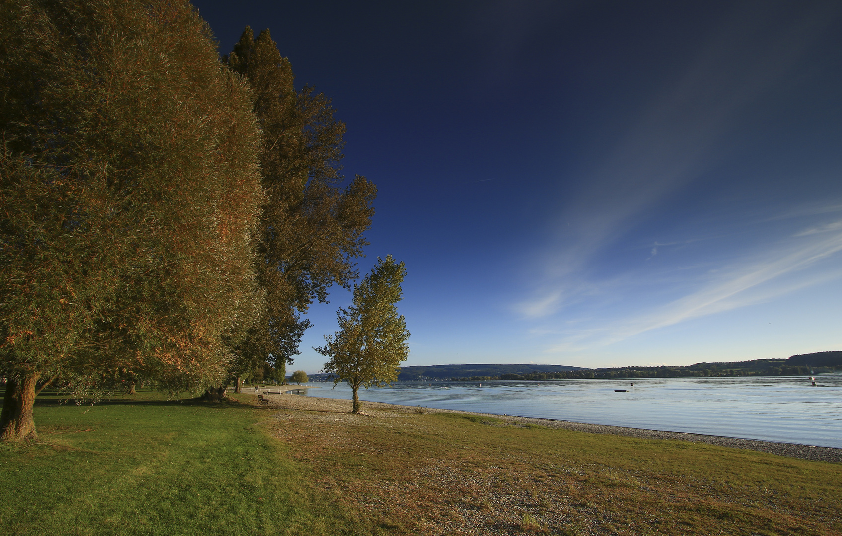 Herbst am Seeufer