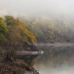 Herbst am steinigen Ufer