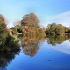 Herbst am Weiher im Spiegelbild