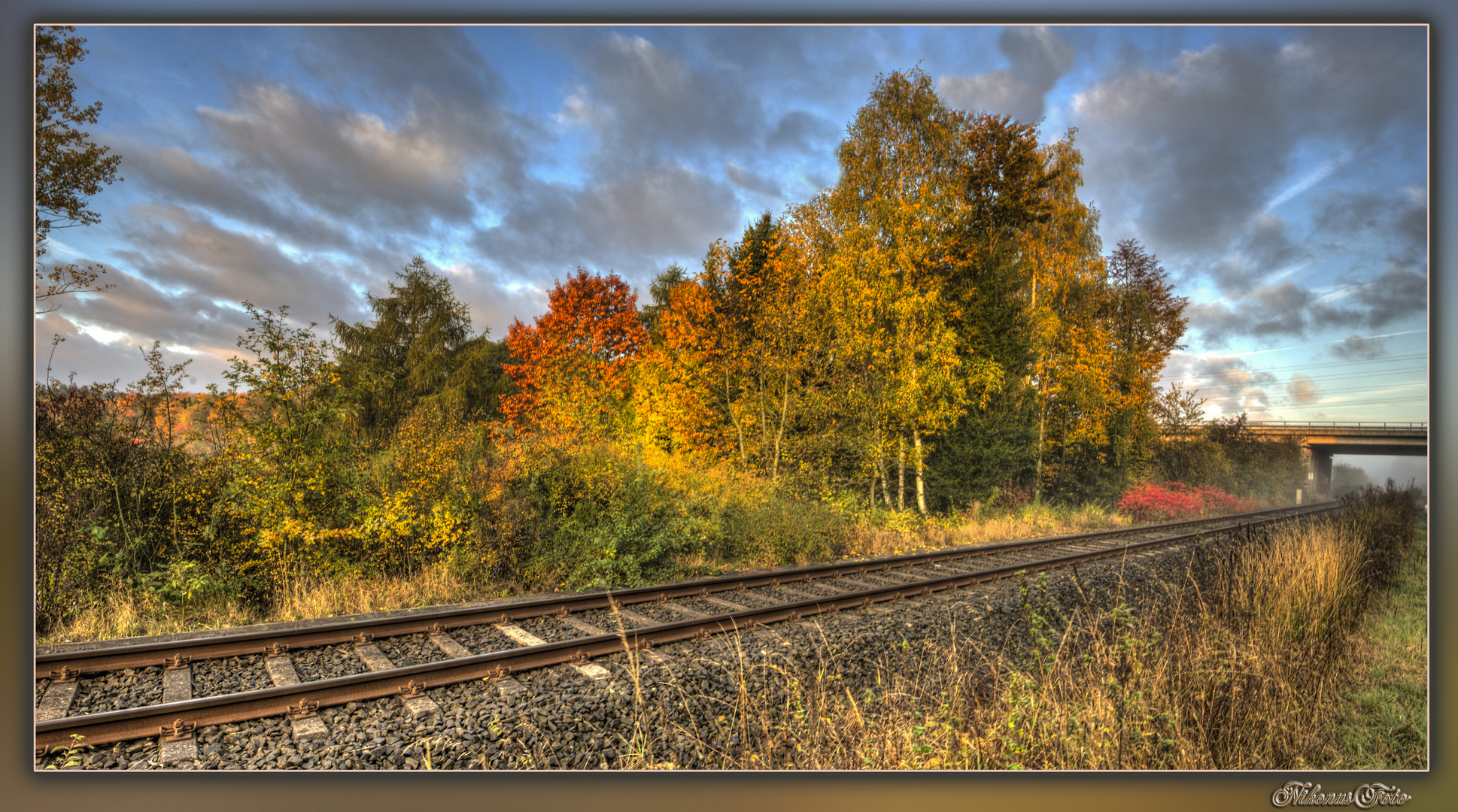  herbst an den Bahngleisen