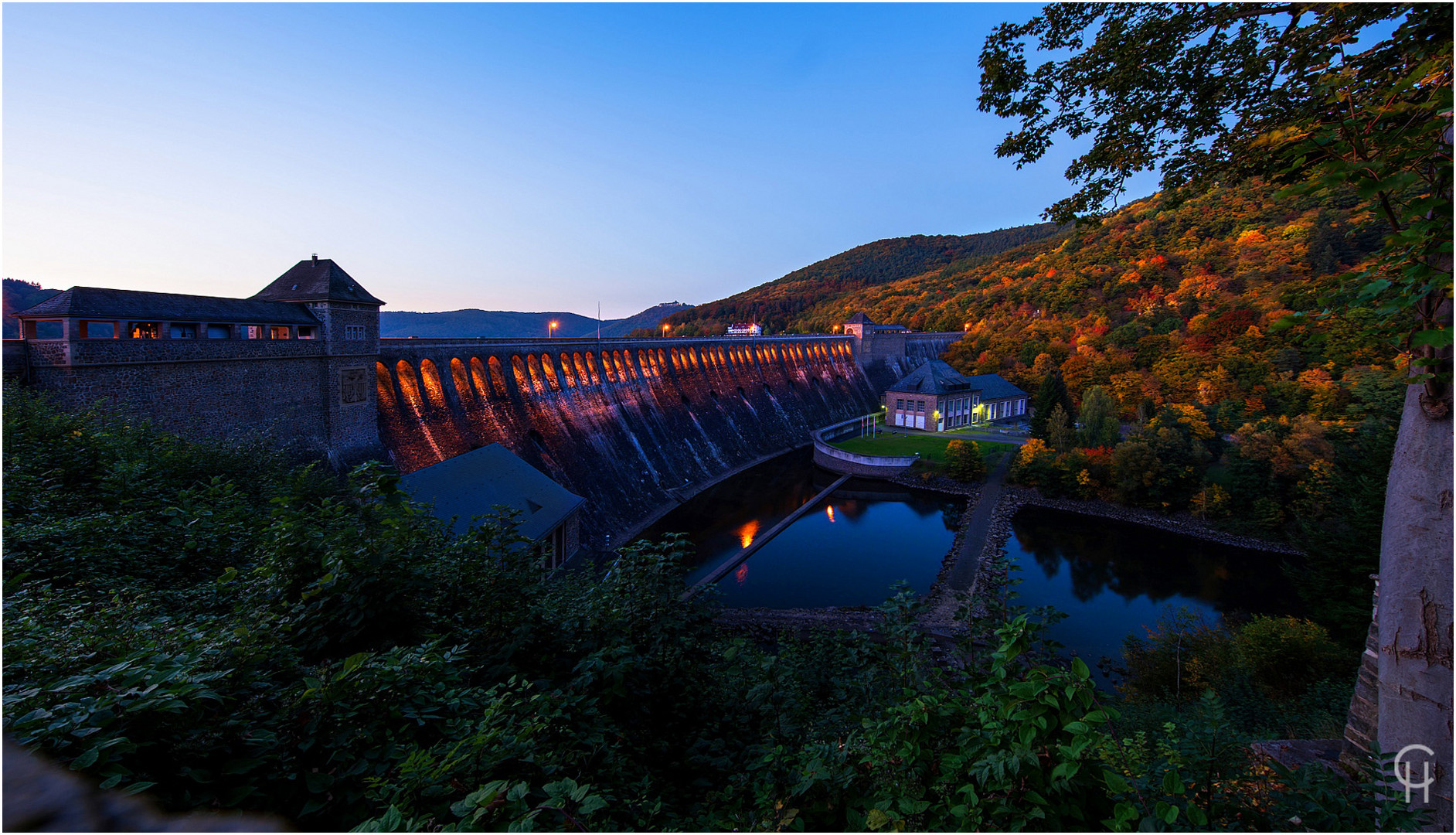 Herbst an der Edertalsperre oder auch Edersee Staumauer