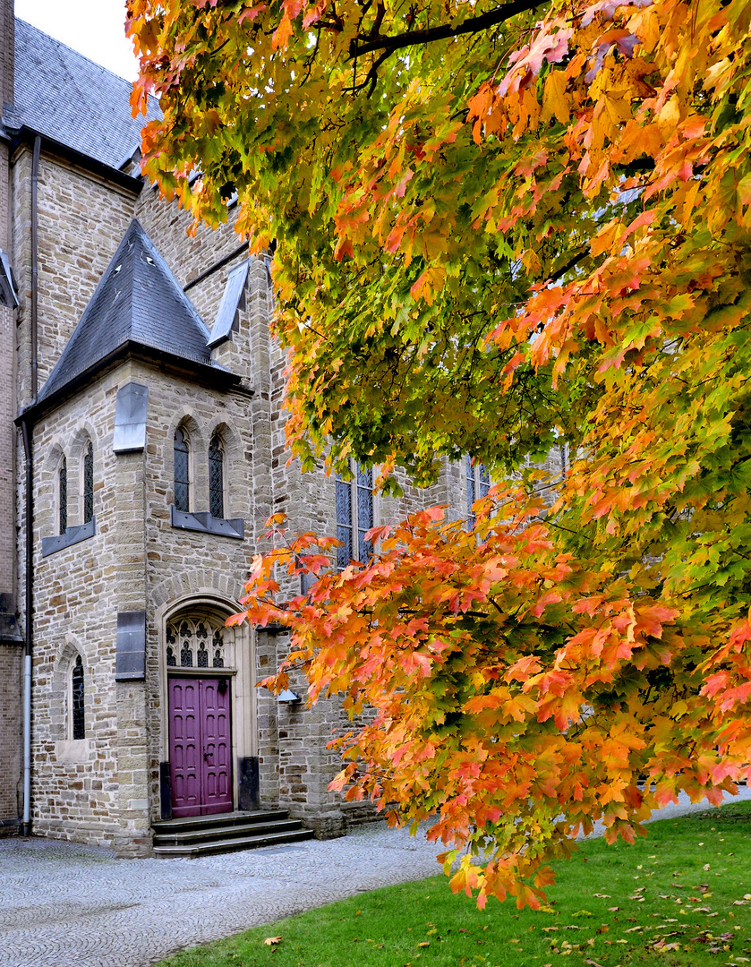 Herbst an der Kirche