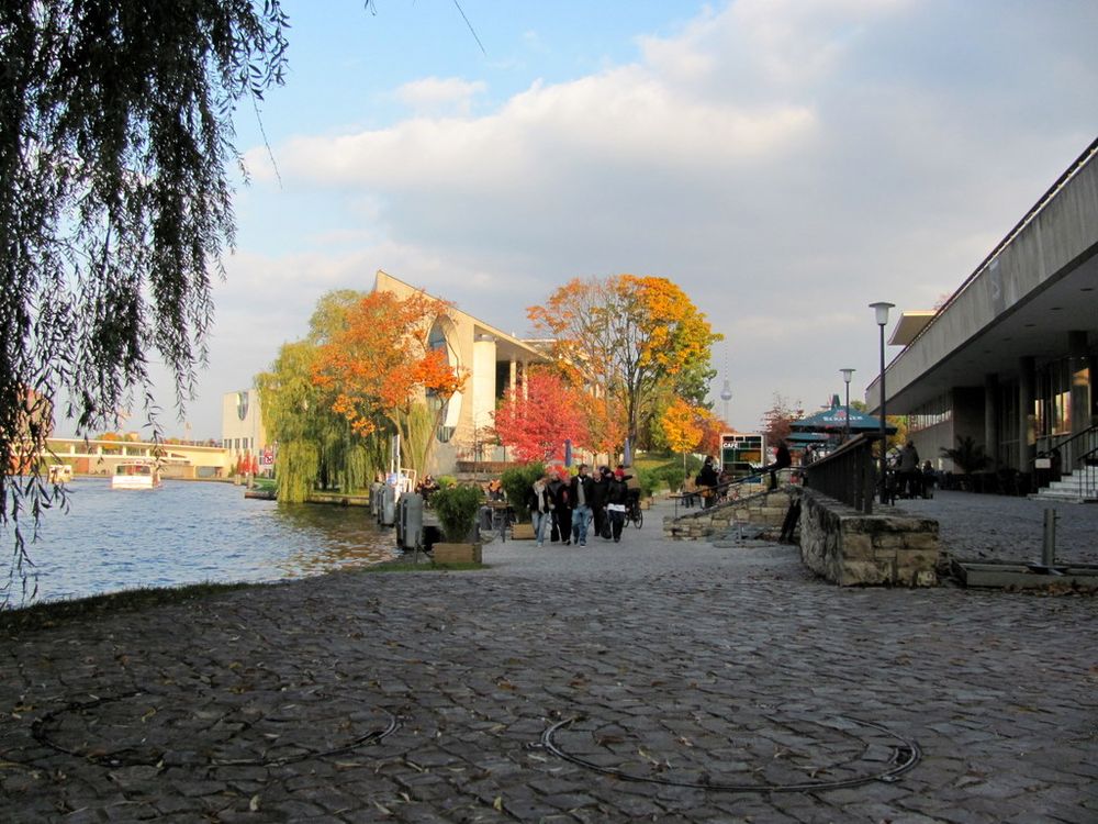 Herbst an Spree und Regierungs Bauten