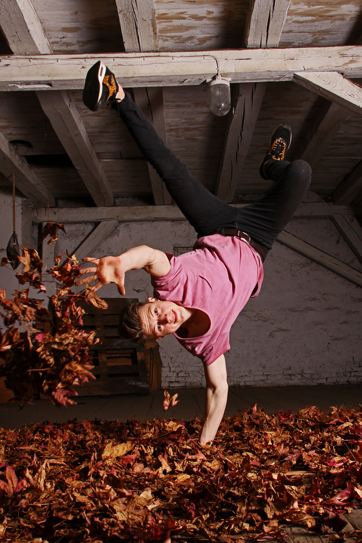 Herbst Breakdance auf dem Dachboden