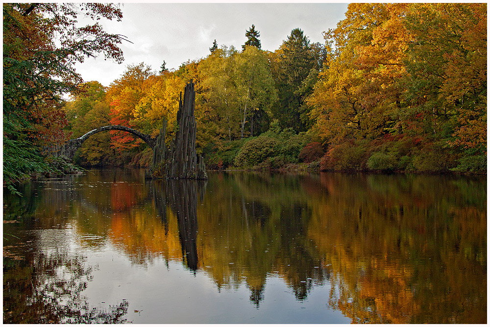 Herbst im Kromlauer Park mit Rakotzbrücke