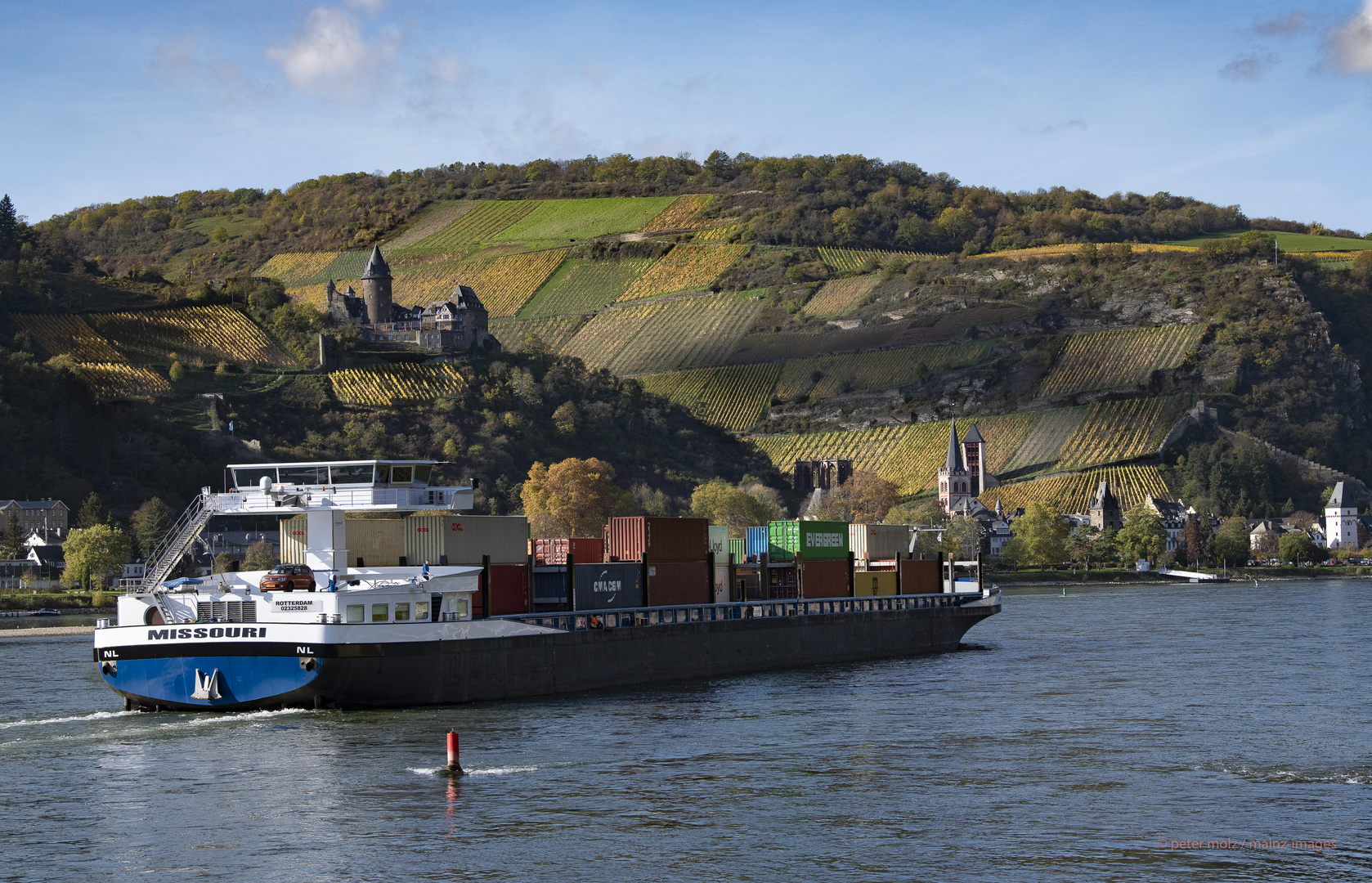 Herbst im Mittelrheintal - Frachtschiff Missouri vor Bacharch