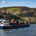 Herbst im Mittelrheintal - Frachtschiff Missouri vor Bacharch