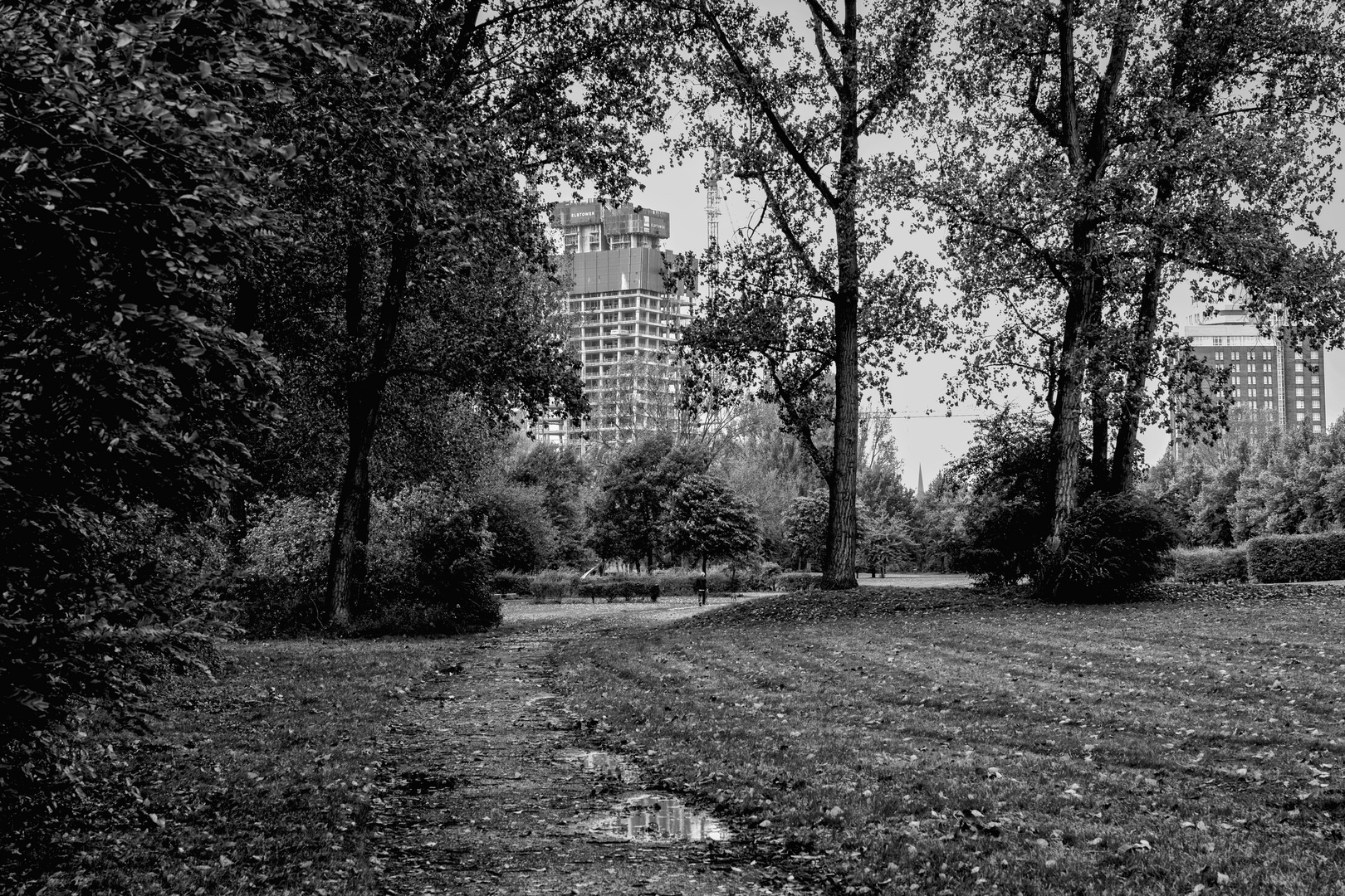 Herbst im Park und Größenwahn im Hintergrund