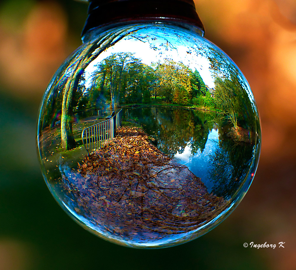 Herbst im Stadtgarten Neuss - ein Sonnenplatz am Teich