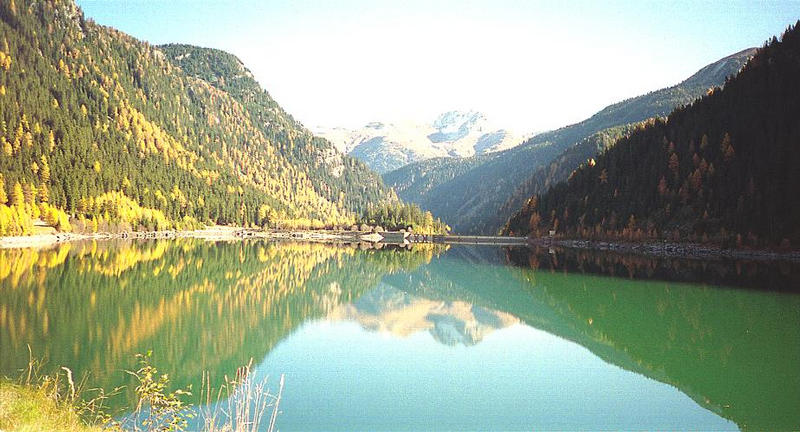 Herbst im Stausee bei Splügen