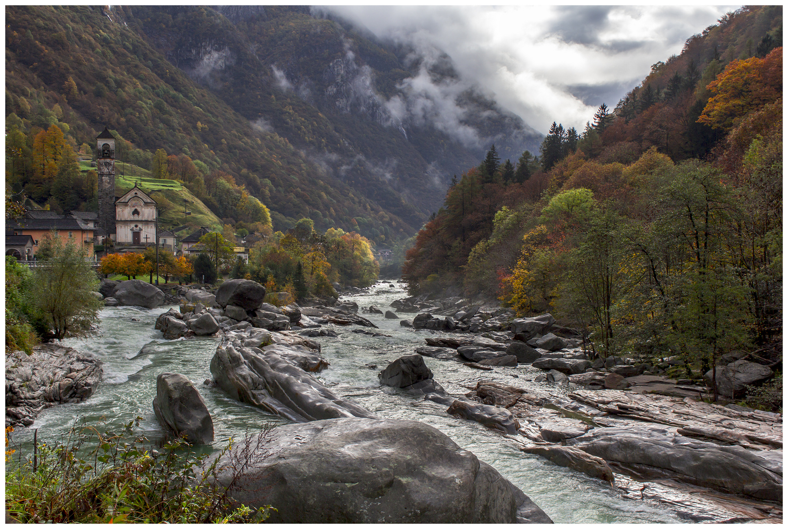 Herbst im Valle Verzasca Schweiz