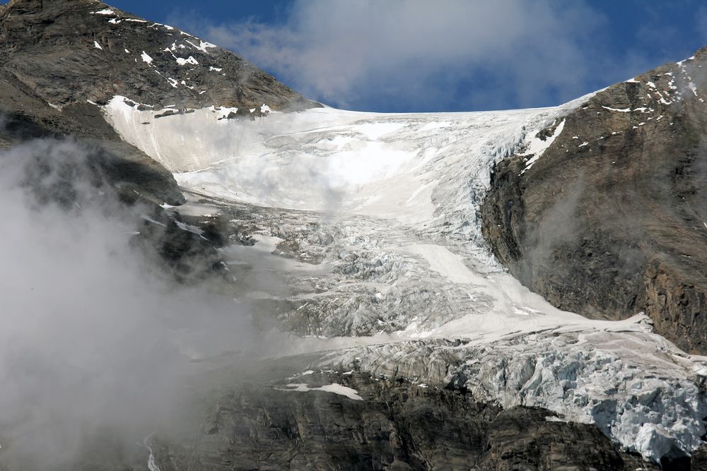 Herbst in den Alpen - Blauer Himmel, Schnee und Felsen...