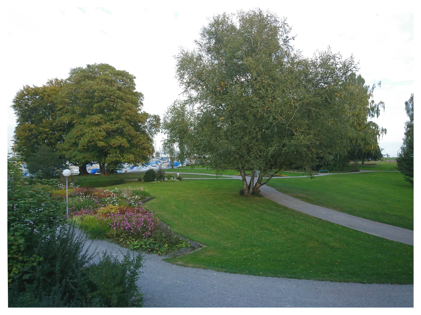 Herbst in der Hafenpromenade