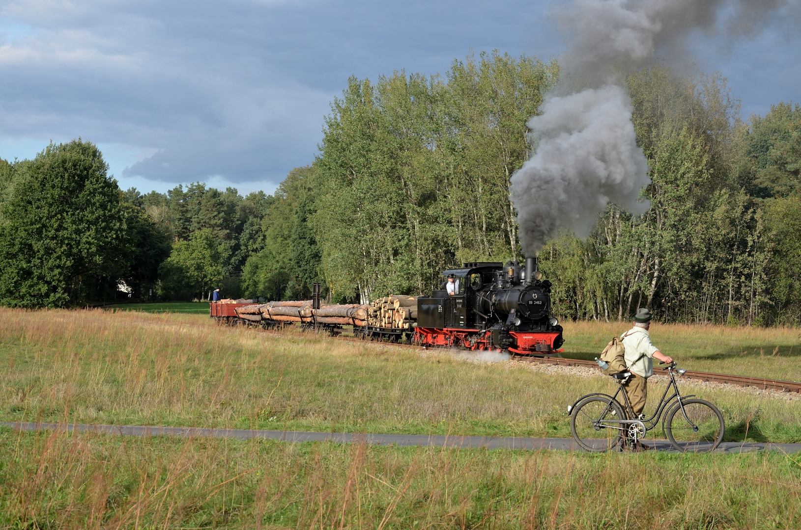 Herbst in der Oberlausitz, 99 3462 mit einem Güterzug auf der Walseisenbahn Muskau am 26.09.2015