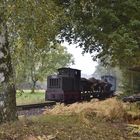 Herbst in der Oberlausitz. Die Diesellok Kö 0407 mit einem Lorenzug in Gablenz am 16.10.2016