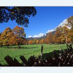 Herbst in der Ramsau - im Hintergrund das Dreigestirn des Dachsteins