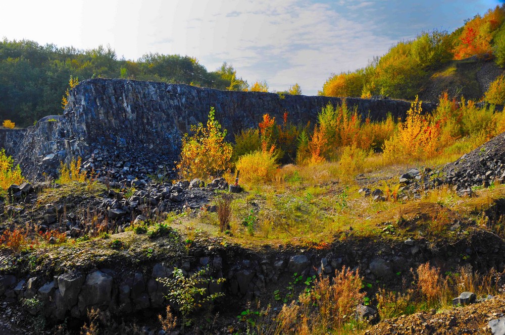 " Herbst in einem Basaltabbaugebiet "