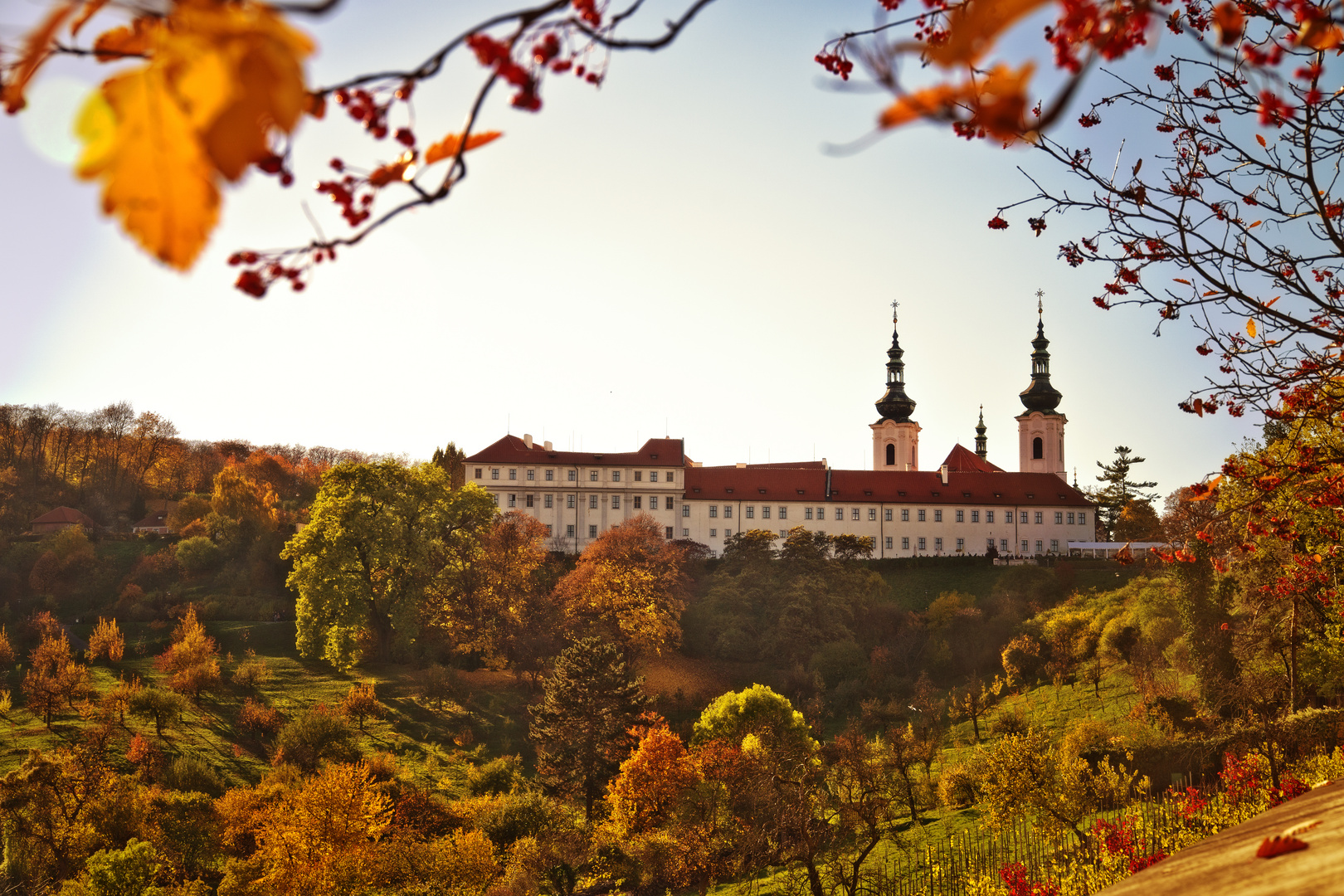 Herbst mit Kloster