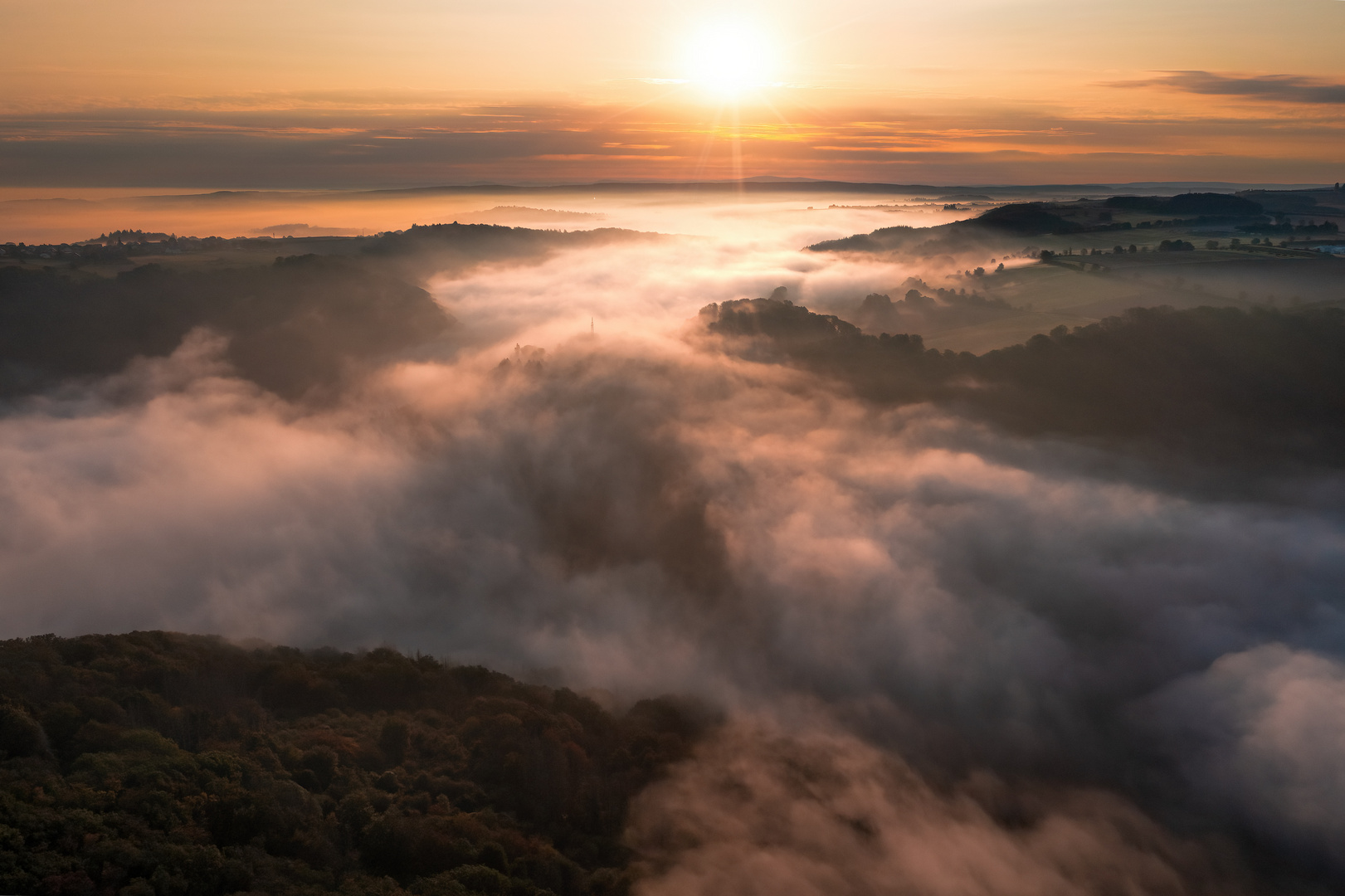 Herbst Morgen mit Nebel im Tal