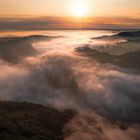 Herbst Morgen mit Nebel im Tal