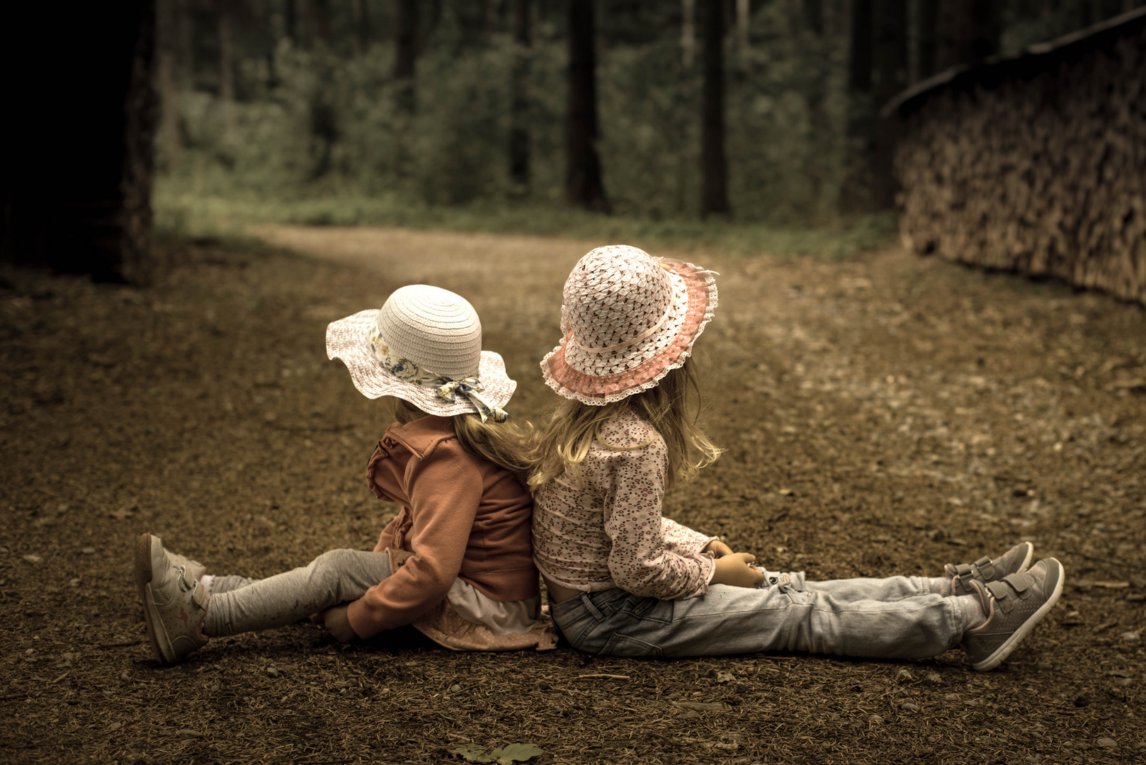 Herbst shooting mit zwei Nachbars Kinder