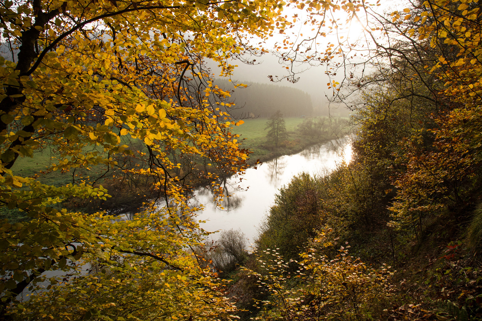 Herbst über dem Fluss