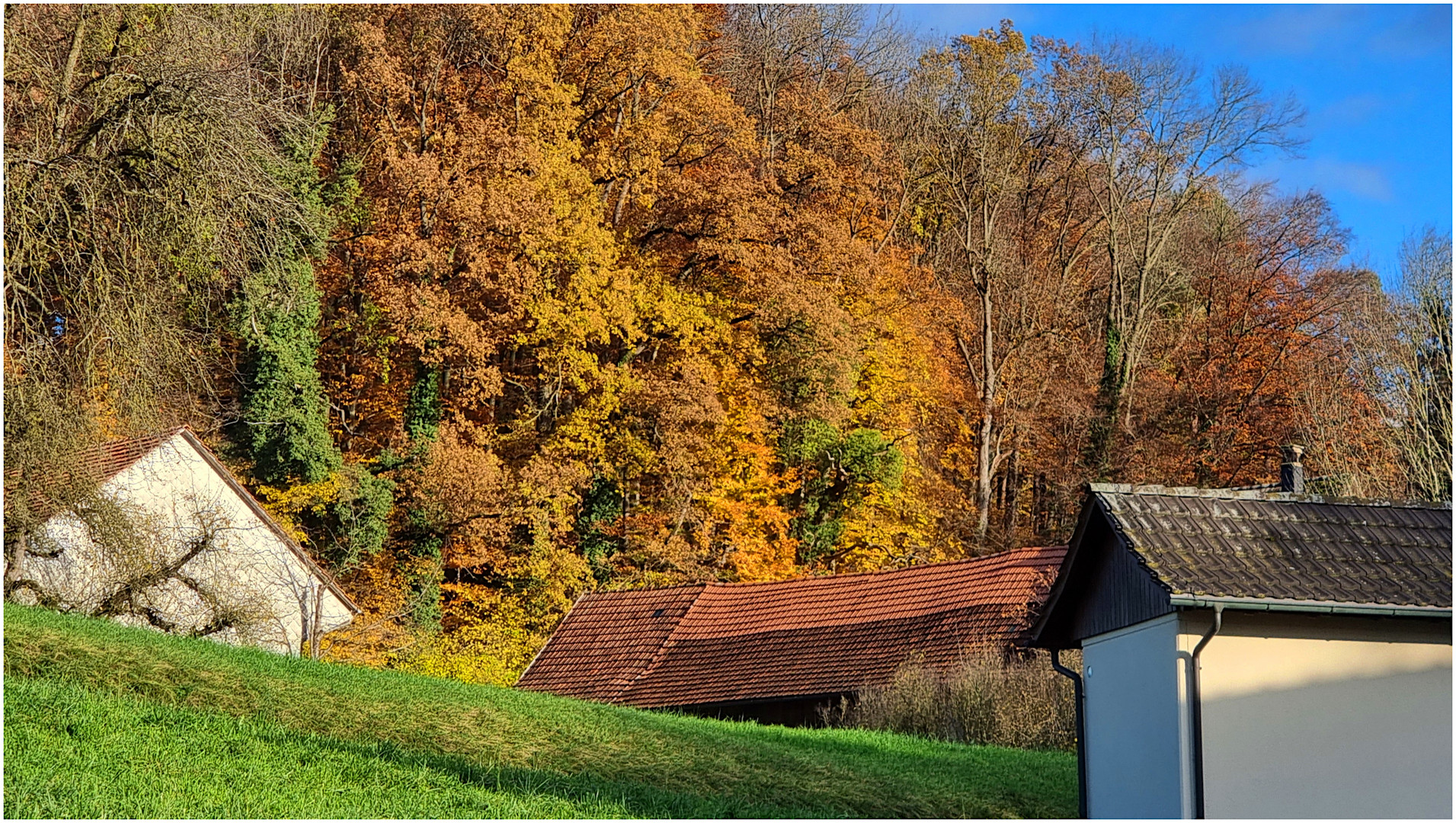 Herbst über Märstetter Dächern