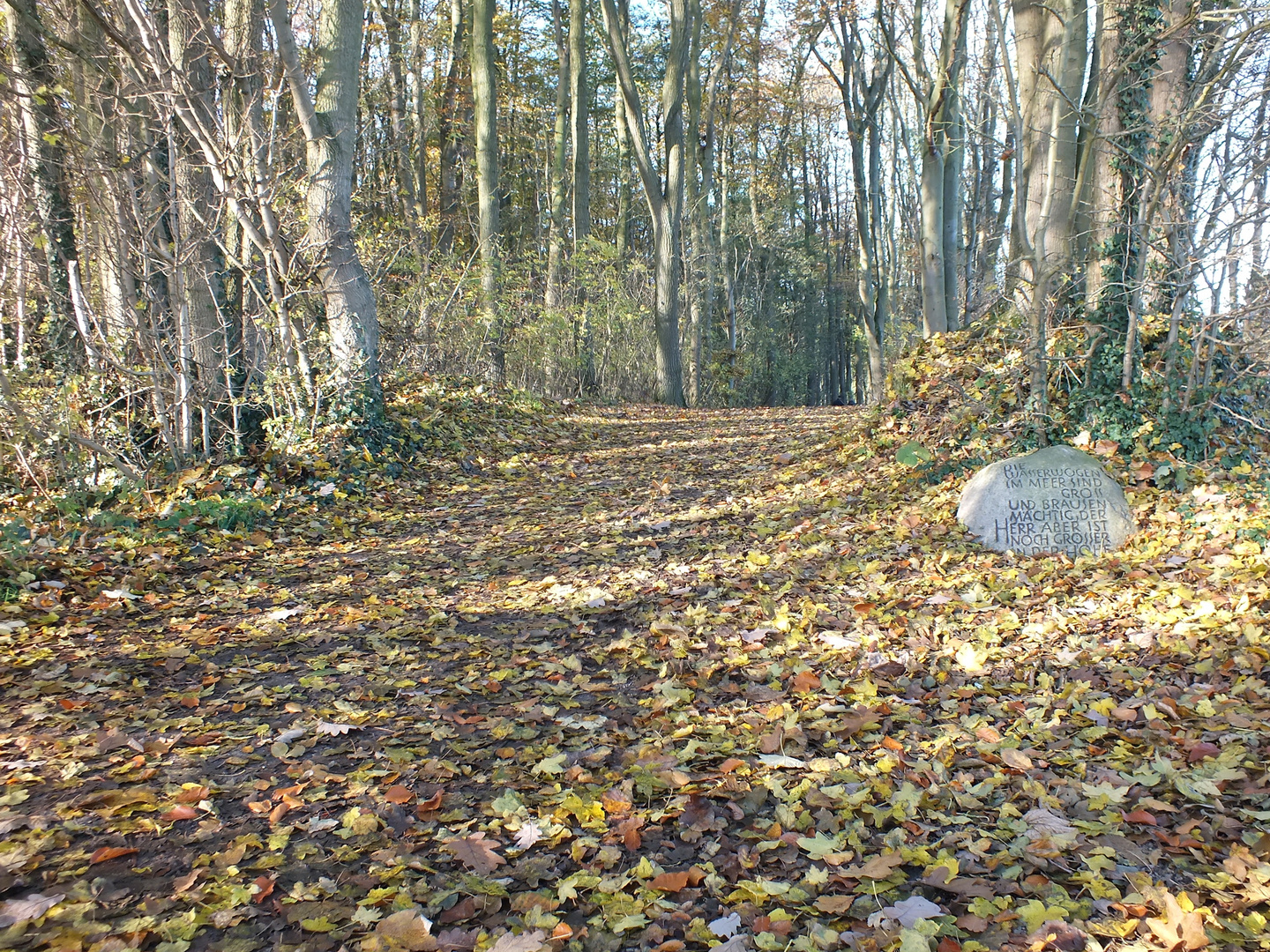 Herbst und der Gedenkstein