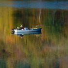 Herbst und Fischer am See