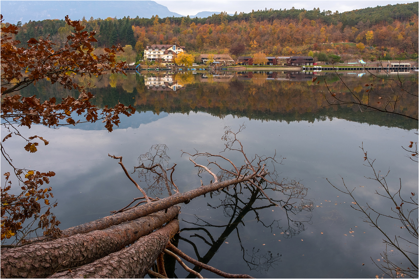 Herbst und Regen Stimmung am Montiggler See