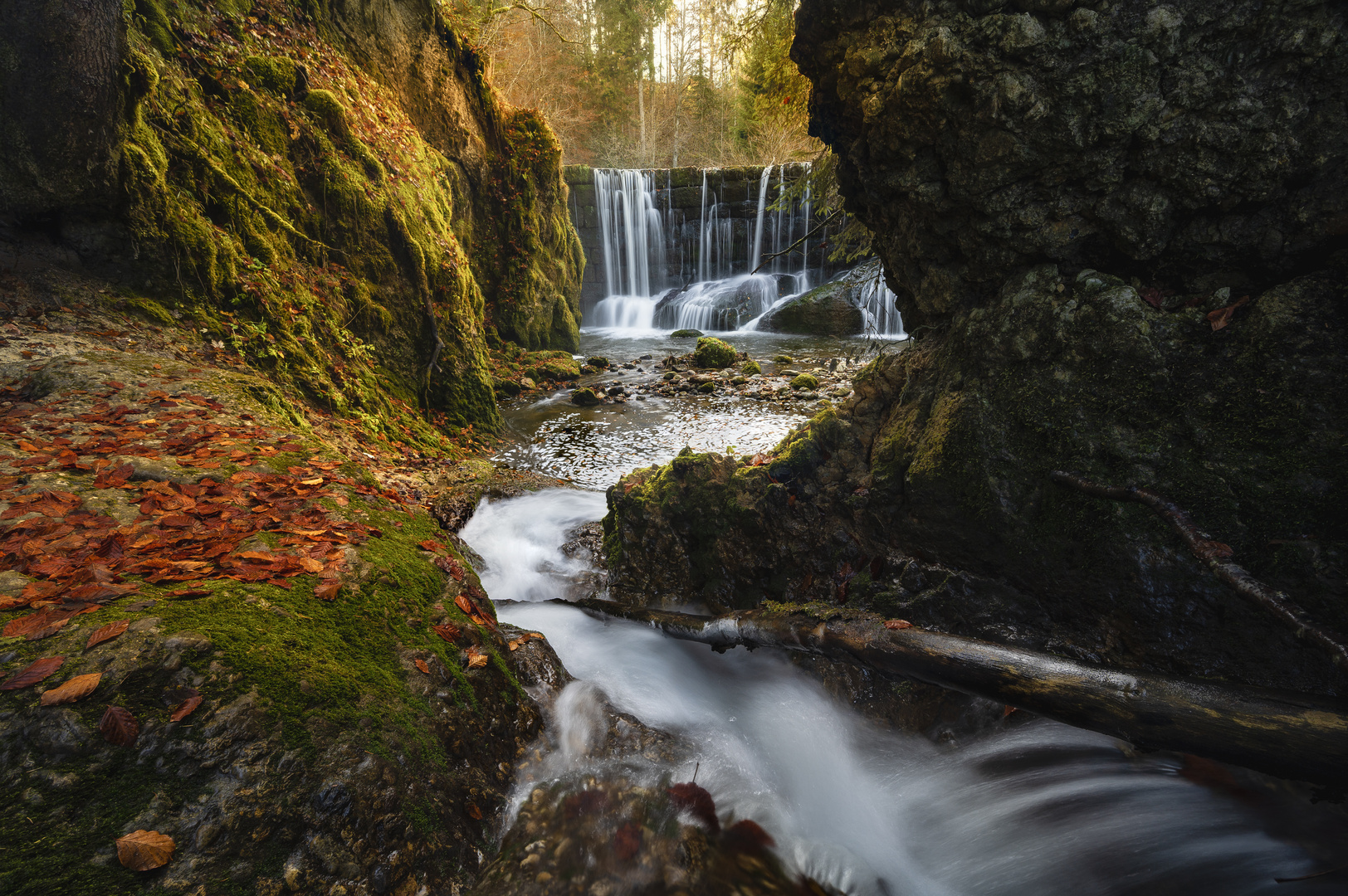 Herbst und Wasserfall 