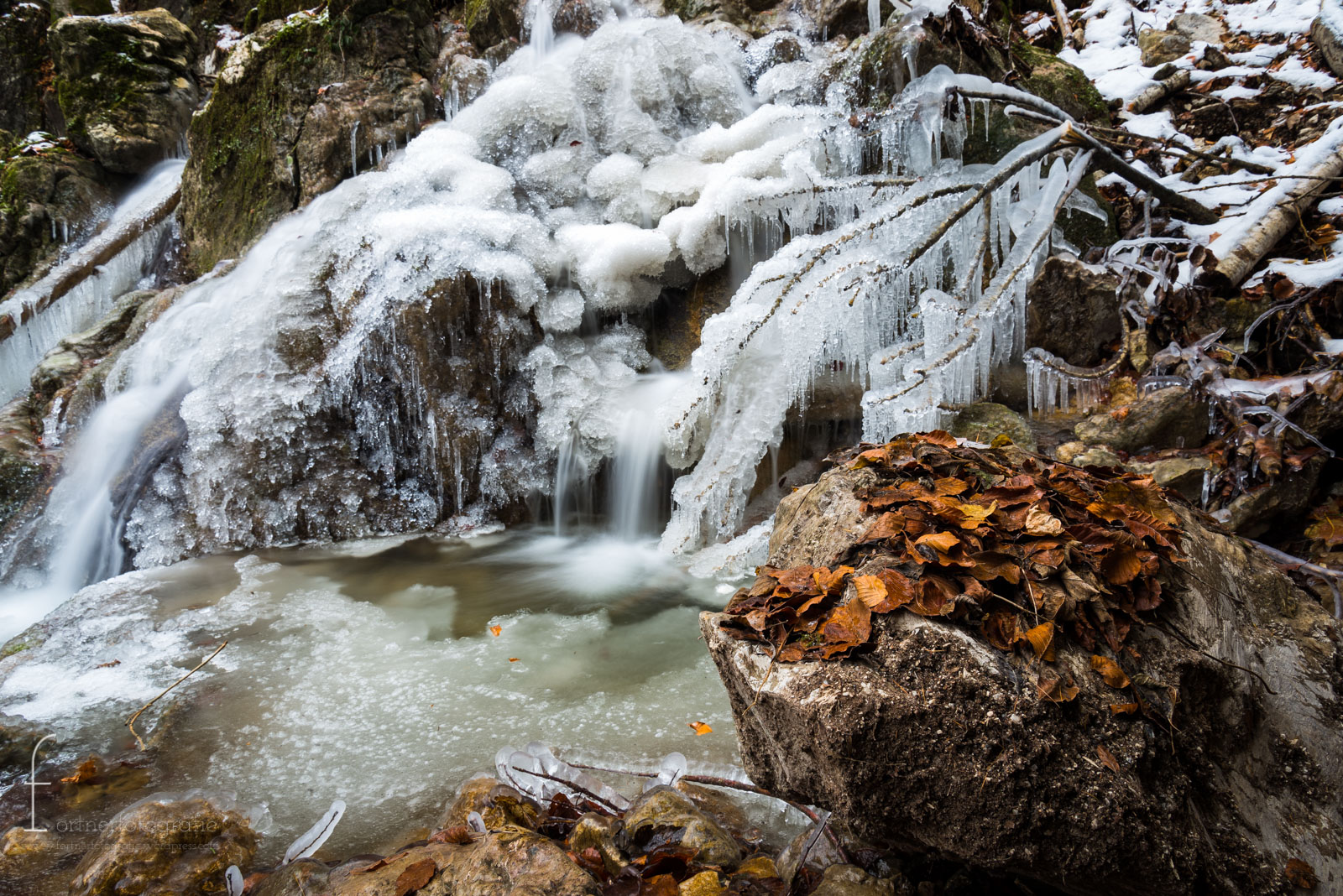 Herbst-winterlicher Wasserfall