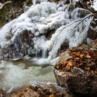 Herbst-winterlicher Wasserfall