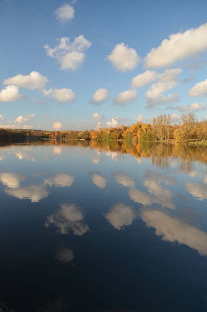 Herbst-Wolken-See