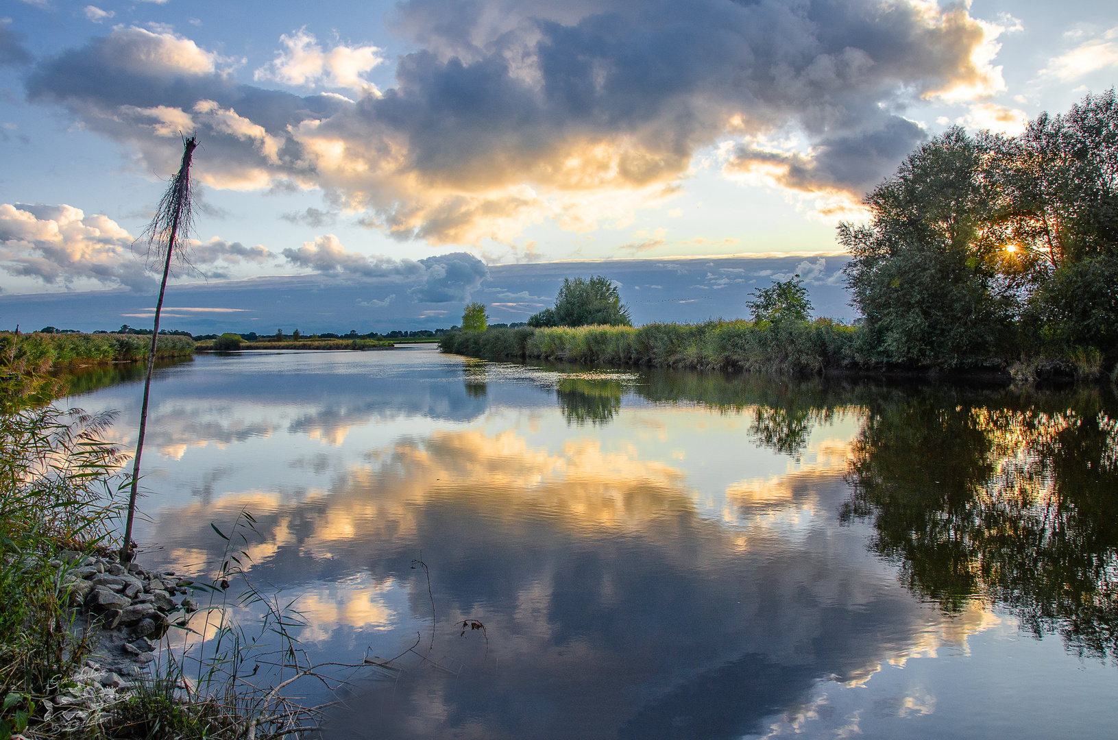 Herbstabend am Fluss