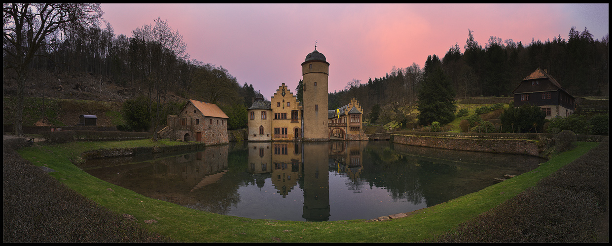 ... Herbstabend am Schloss Mespelbrunn ...