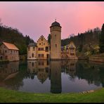 ... Herbstabend am Schloss Mespelbrunn ...