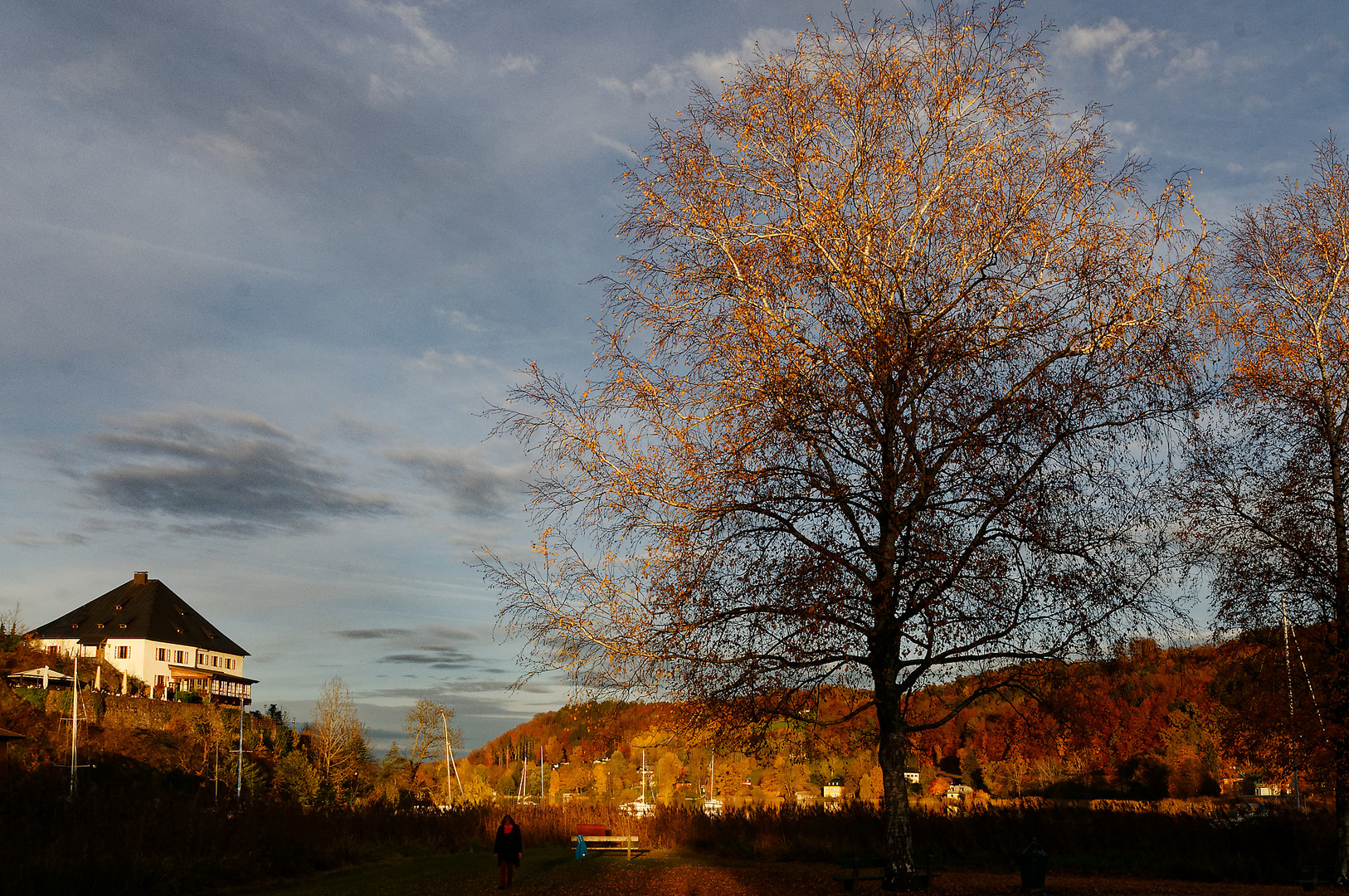 Herbstabend am Seeufer