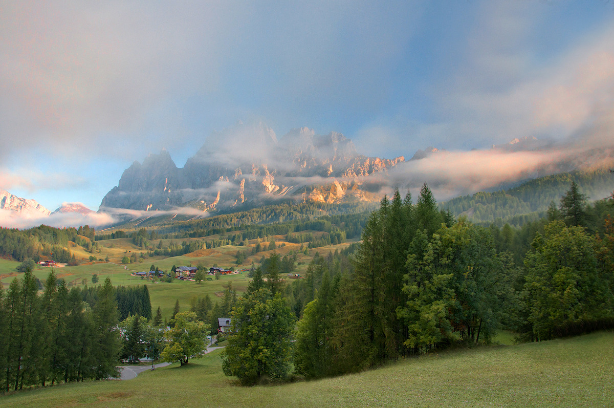 Herbstanfang in Dolomiten.