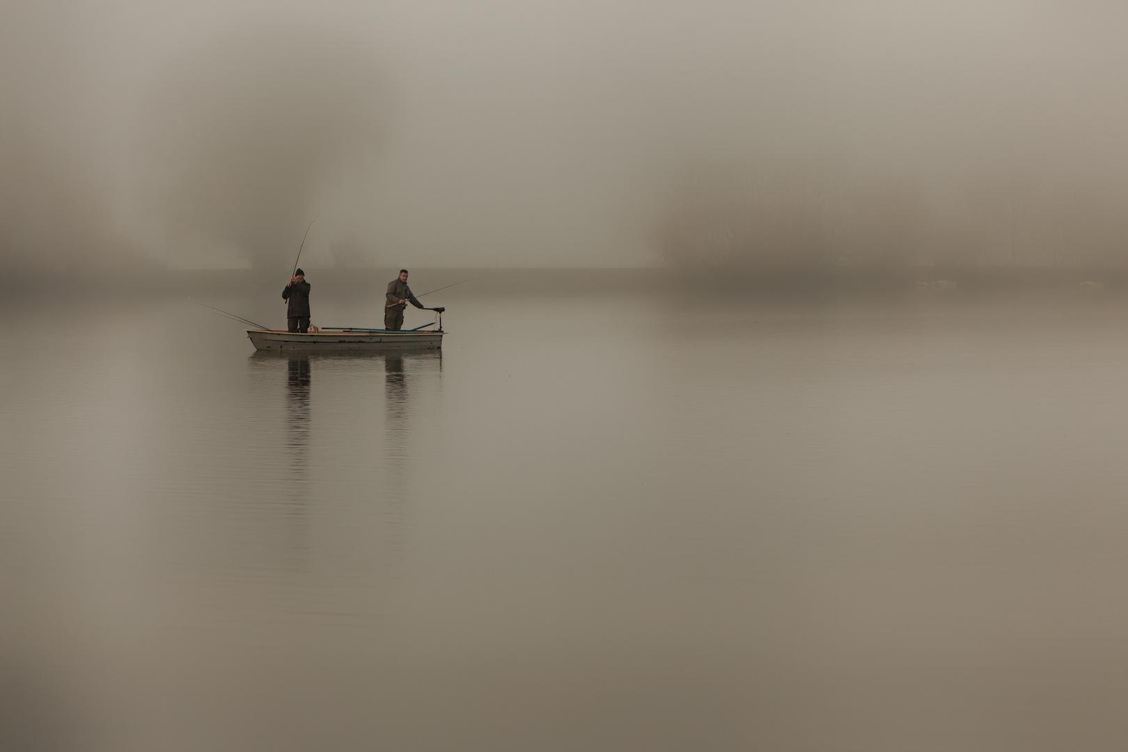 Herbstangler im Nebel