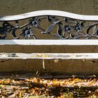 Herbstbank vor den städtischen Wohnhausbauten in der Straße Am Fort Josef, Mainz