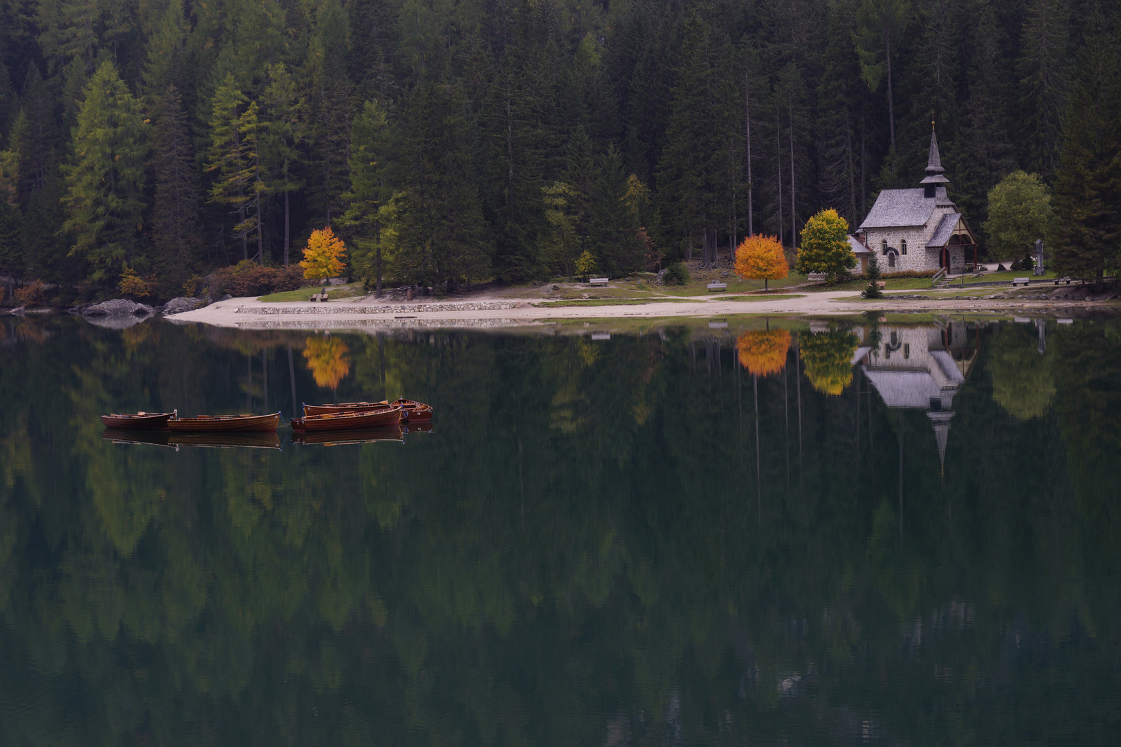 Herbstbeginn am Pragser Wildsee 